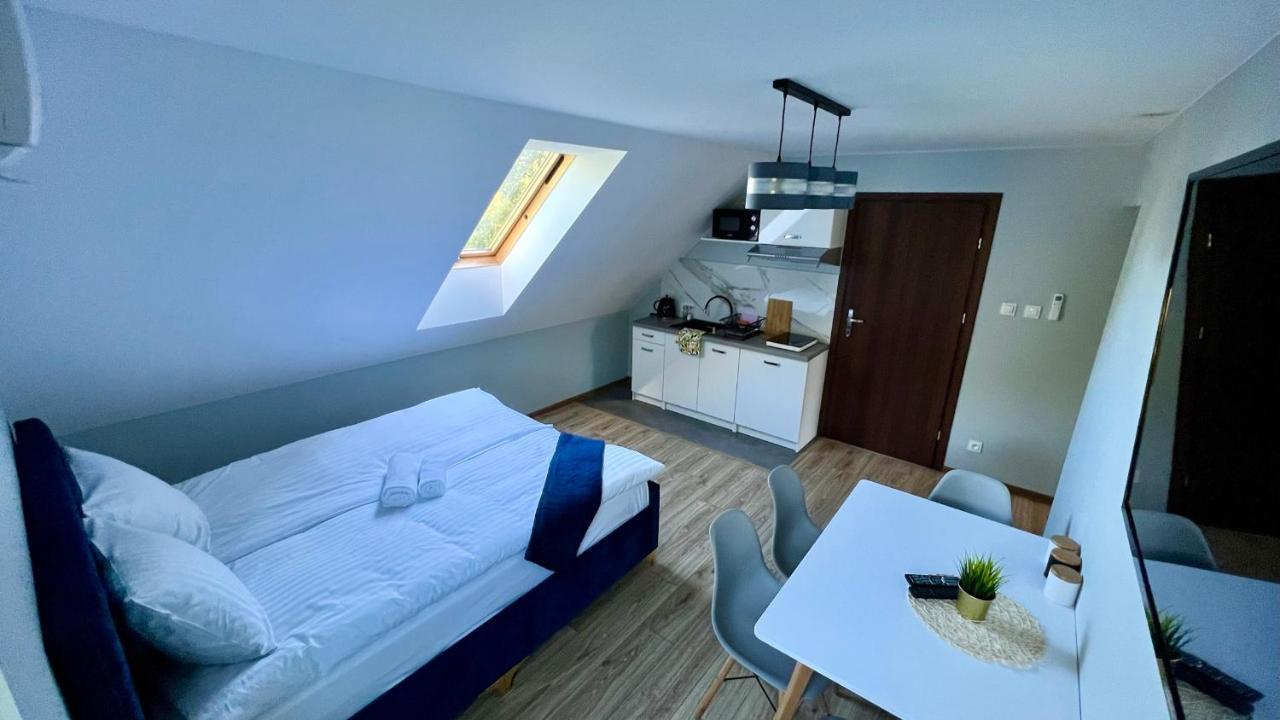 Aparthotel W Dolinie Stawow Zator By Housine Las Exterior photo