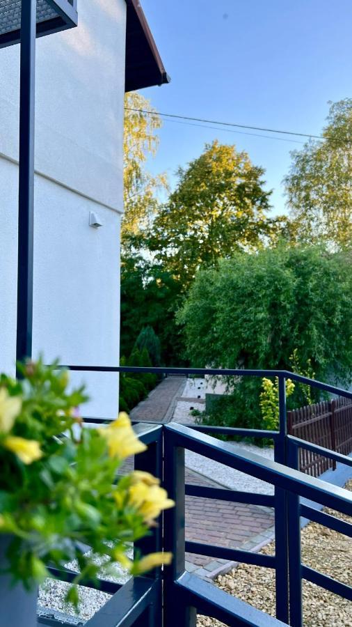 Aparthotel W Dolinie Stawow Zator By Housine Las Exterior photo